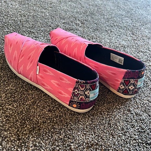 Size 7w Tom’s pink Aztec/desert-y print slip ons - Picture 5 of 5